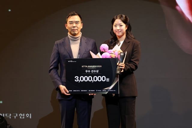 신유빈(오른쪽)이 9일 서울에서 열린 'KTTA AWARDS 2026'에서 김치환 대한탁구협회 부회장과 함께 한국초등학교탁구연맹에 5000만 원의 유소년탁구발전기금을 전달했다. /사진=대한탁구협회 제공