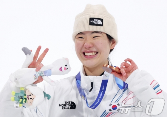 동메달을 목에 건 유승은이 2026 밀라노·코르티나담페초 동계올림픽 스노보드 여자 빅에어 시상대에 포즈를 취하고 있다. /사진=뉴스1