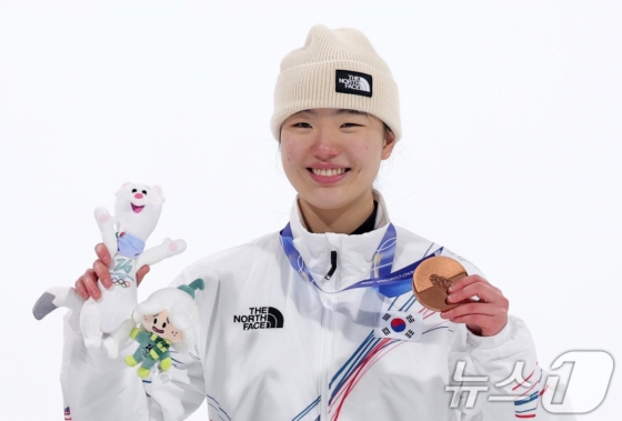 유승은이 2026 밀라노·코르티나담페초 동계올림픽 스노보드 여자 빅에어 동메달을 따낸 후 시상대에 올라 활짝 웃고 있다. /사진=뉴스1