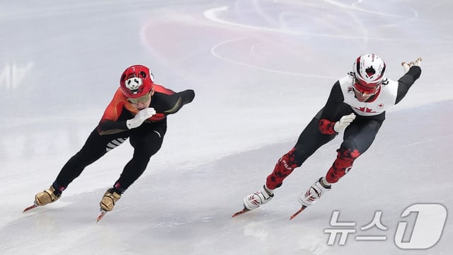 China's Lin Xiaojun (Korean name Lim Hyo-joon, left) and Canada's William Danjannu are racing in the 2000m relay quarterfinals of the short track speed skating at the 2026 Milan-Cortina D'Ampezzo Winter Olympics at the Ice Skating Arena in Milan, Italy, on the 10th (local time). /Photo = News 1