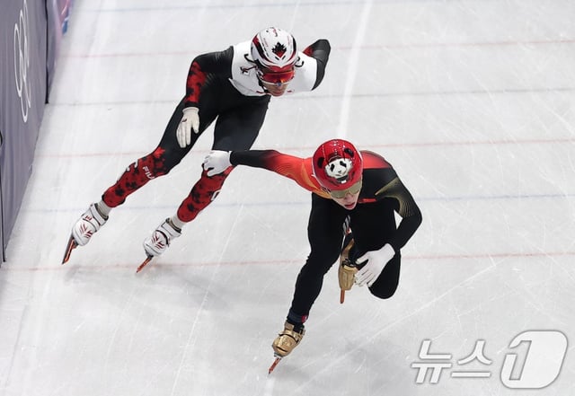 China's Lin Xiaojun (Korean name Lim Hyo-joon, right) and Canada's William Danjannu are racing in the 2000m relay quarterfinals of the short track speed skating at the 2026 Milan-Cortina D'Ampezzo Winter Olympics at the Ice Skating Arena in Milan, Italy, on the 10th (local time). /Photo = News 1