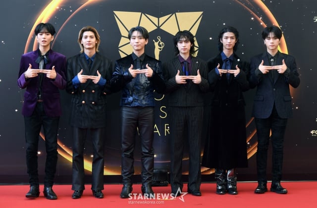 그룹 엑스디너리 히어로즈가 2일 태국 방콕 라자망갈라 국립경기장에서 열린 '제33회 서울가요대상' 레드카펫 행사에 참석해 포즈를 취하고 있다. /사진제공=서울가요대상 조직위원회 2024.01.02 /사진=이동훈