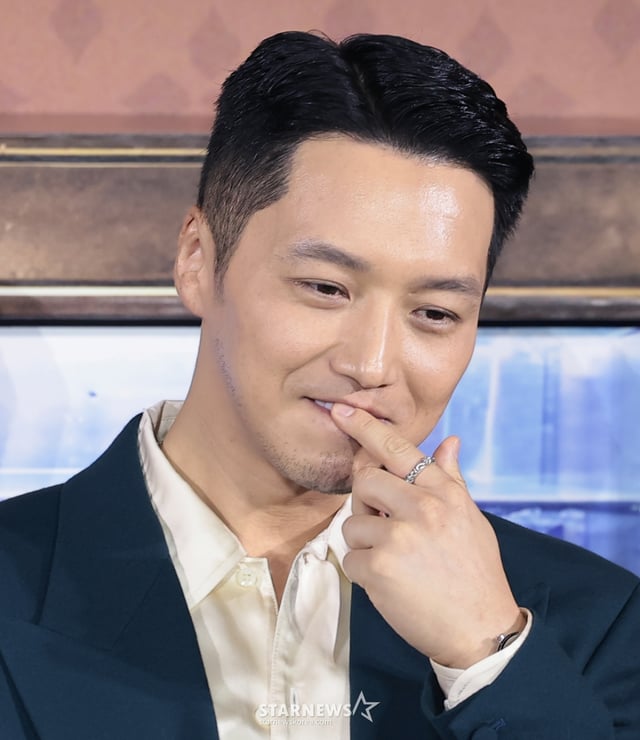 (ソウル=ニュース1)クォン·ヒョンジン記者=俳優ピョン·ヨハンが12日午前、ソウル江南区のコエックスメガボックスで開かれたネットフリックス映画「パバンヌ」製作報告会に参加し、ムン·サンミンとのキスシーンの質問を受けている。  「パヴァンヌ」は心の扉を閉めて生きてきた3人がお互いに光になり、人生と愛に向き合うことになる映画だ。 2026.2.12/ニュース1 Copyright © ニュース1. All rights reserved. 無断転載及び再配布、AI学習利用禁止。 /写真=（ソウル=ニュース1）クォン·ヒョンジン記者
