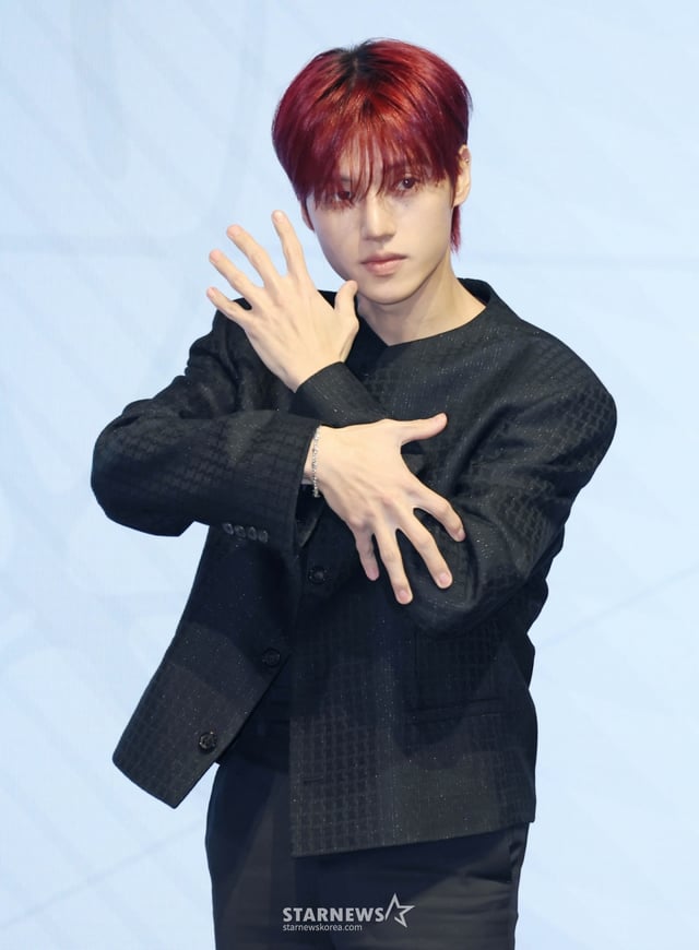 그룹 에이티즈(ATEEZ) 우영이 5일 오후 서울 여의도 페어몬트 앰배서더 호텔에서 진행된 미니 13집 '골든 아워 : 파트 4'(GOLDEN HOUR : Part.4) 발매기념 기자간담회에 앞서 포즈를 취하고 있다. /2026.02.05 /사진=이동훈 photoguy@