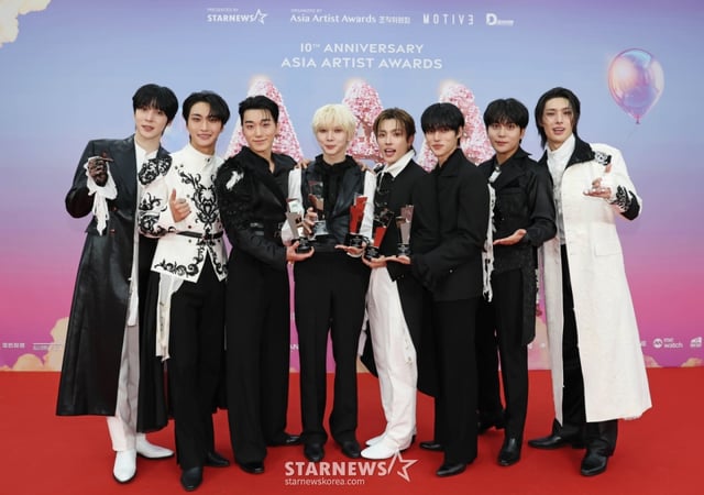 그룹 에이티즈가 6일 가오슝 내셔널 스타디움에서 진행된 스타뉴스 주최 '10주년 아시아 아티스트 어워즈 2025(10th Anniversary Asia Artist Awards 2025, '10주년 AAA 2025')에서 대상 올해의 스테이지, 베스트 아티스트, 베스트K레코드, 베스트 초이스(홍중), 뉴웨이브(윤호) 상을 수상한 뒤 포즈를 취하고 있다. /2025.12.06 /사진=이동훈 photoguy@