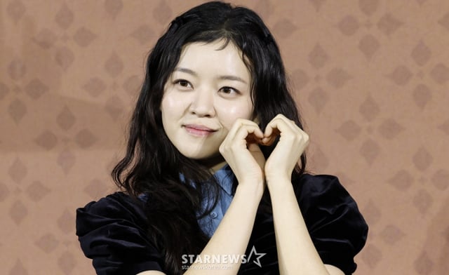 [서울=뉴시스] 김혜진 기자 = 배우 고아성이 12일 오전 서울 강남구 메가박스 코엑스에서 열린 넷플릭스 영화 '파반느'(이종필 감독) 제작보고회에서 포즈를 취하고 있다.   '파반느'는 마음의 문을 닫고 살아가던 세 사람이 서로에게 빛이 되어주며 삶과 사랑을 마주하게 되는 영화다. 오는 20일 공개. 2026.02.12. jini@newsis.com /사진=김혜진