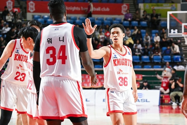 ダニエル（右）がウォニーとハイタッチをしている。 /写真=EASL