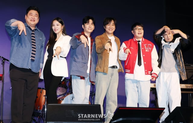 아묻따밴드가 12일 오후 서울 종로구 SA Hall에서 진행된 첫 번째 디지털 싱글 '알고 있잖아' 발매기념 쇼케이스에서 포즈를 취하고 있다.  홍경민(리더·베이스), 조영수(키보드), 차태현(객원 보컬), 전인혁(기타) 김준현(드럼), 조정민(피아노)으로 구성된 아묻따밴드는 KBS 2TV '불후의 명곡' 신년 기획 배우 특집에 출연해 결성과 동시에 최종 우승까지 차지하며 존재감을 드러낸 바 있다. /2026.02.12 /사진=이동훈 photoguy@