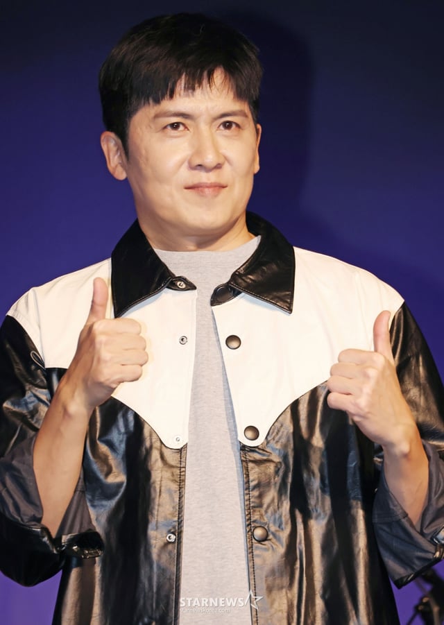 아묻따밴드 리더 겸 베이스 홍경민이 12일 오후 서울 종로구 SA Hall에서 진행된 첫 번째 디지털 싱글 '알고 있잖아' 발매기념 쇼케이스에서 포즈를 취하고 있다. 홍경민(리더·베이스), 조영수(키보드), 차태현(객원 보컬), 전인혁(기타) 김준현(드럼), 조정민(피아노)으로 구성된 아묻따밴드는 KBS 2TV '불후의 명곡' 신년 기획 배우 특집에 출연해 결성과 동시에 최종 우승까지 차지하며 존재감을 드러낸 바 있다. /2026.02.12 /사진=이동훈 photoguy@