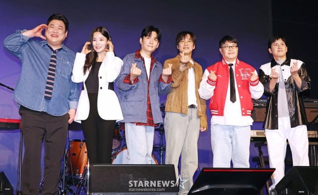 아묻따밴드가 12일 오후 서울 종로구 SA Hall에서 진행된 첫 번째 디지털 싱글 '알고 있잖아' 발매기념 쇼케이스에서 포즈를 취하고 있다. 홍경민(리더·베이스), 조영수(키보드), 차태현(객원 보컬), 전인혁(기타) 김준현(드럼), 조정민(피아노)으로 구성된 아묻따밴드는 KBS 2TV '불후의 명곡' 신년 기획 배우 특집에 출연해 결성과 동시에 최종 우승까지 차지하며 존재감을 드러낸 바 있다. /2026.02.12 /사진=이동훈 photoguy@