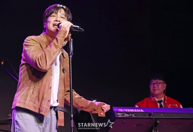 아묻따밴드가 12일 오후 서울 종로구 SA Hall에서 진행된 첫 번째 디지털 싱글 '알고 있잖아' 발매기념 쇼케이스에서 멋진 무대를 펼치고 있다. 홍경민(리더·베이스), 조영수(키보드), 차태현(객원 보컬), 전인혁(기타) 김준현(드럼), 조정민(피아노)으로 구성된 아묻따밴드는 KBS 2TV '불후의 명곡' 신년 기획 배우 특집에 출연해 결성과 동시에 최종 우승까지 차지하며 존재감을 드러낸 바 있다. /2026.02.12 /사진=이동훈 photoguy@