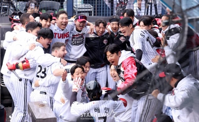 지난해 LG 선수들이 더그아웃에서 함께 기뻐하고 있다. /사진=김진경 대기자