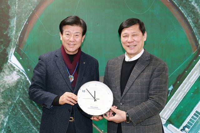 박범인 금산군수(왼쪽)과 허구연 총재. /사진=KBO