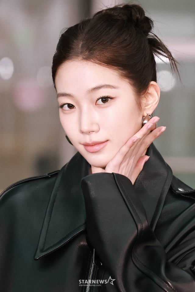 그룹 르세라핌(LE SSERAFIM) 카즈하가 뉴욕 패션위크 일정 차 13일 오전 인천국제공항을 통해 출국하고 있다. 2026.02.13 /사진=임성균 tjdrbs23@