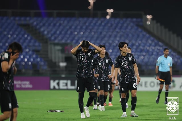 지난달 2026 AFC U-23 아시안컵 3위 결정전 베트남전 패배 후 아쉬워하고 있는 U-23 대표팀 선수들. U-23 대표팀 맞대결에서 한국이 베트남에 진 건 사상 처음이었다. /사진=대한축구협회 제공