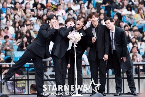 그룹 몬스타엑스가 6일 대만 가오슝 내셔널 스타디움에서 진행된 스타뉴스 주최 '10주년 아시아 아티스트 어워즈 2025(10th Anniversary Asia Artist Awards 2025, '10주년 AAA 2025')에서 AAA Best Artist상을 받고 수상소감을 말하고 있다. /2025.12.06 /사진=임성균 tjdrbs23@
