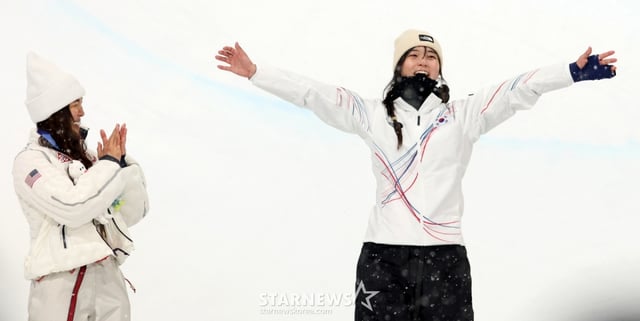 (리비뇨=뉴스1) 김진환 기자 = 12일(현지시간) 이탈리아 리비뇨 스노파크에서 열린 2026 밀라노·코르티나담페초 동계올림픽 스노보드 여자 하프파이프 결선에서 90.25점을 받아 금메달을 획득한 스노보드 최가온이 시상식에서 기뻐하고 있다. 2026.2.13/뉴스1 Copyright © 뉴스1. All rights reserved. 무단 전재 및 재배포, AI학습 이용 금지. /사진=(리비뇨=뉴스1) 김진환 기자