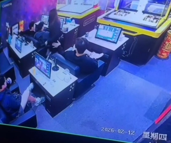 한국의 온라인 커뮤니티를 통해 공개된 롯데 선수들의 모습이 담긴 CCTV 영상. /사진=온라인 커뮤니티 갈무리