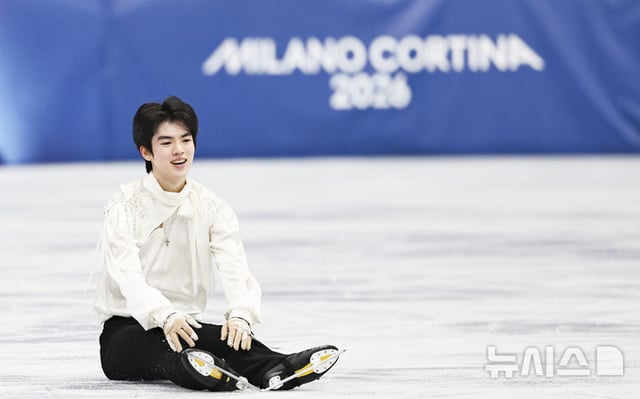 チャ·ジュンファンが13日(現地時間)、イタリア·ミラノのアイススケートアリーナで行われた2026ミラノ·コルティナ·ダンペッツォ冬季五輪フィギュアスケート男子シングルフリースケートで演技を終えて座り込んでいる.. /写真=ニューシス