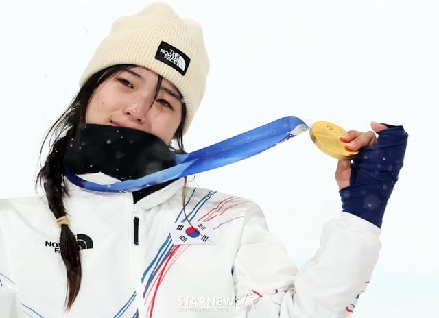 (리비뇨=뉴스1) 김진환 기자 = 12일(현지시간) 이탈리아 리비뇨 스노파크에서 열린 2026 밀라노·코르티나담페초 동계올림픽 스노보드 여자 하프파이프 결선에서 90.25점을 받아 금메달을 획득한 스노보드 최가온이 기뻐하고 있다. 2026.2.13/뉴스1  Copyright © 뉴스1. All rights reserved. 무단 전재 및 재배포,  AI학습 이용 금지. /사진=(리비뇨=뉴스1) 김진환 기자