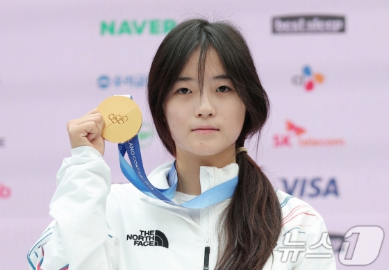 최가온이 14일(현지시간) 이탈리아 밀라노의 빌라 네키 캄필리오에 마련된 코리아하우스에서 기자회견을 마친 후 금메달을 들고 기념 촬영을 하고 있다. /사진=뉴스1
