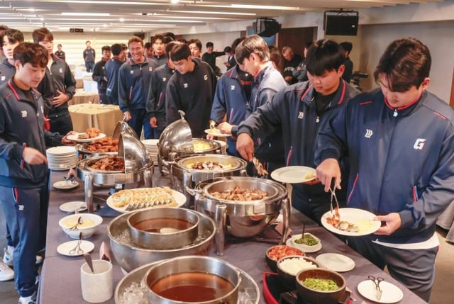 롯데 선수들이 대만 타이난에서 열린 2026 롯데 스프링캠프에서 서승수 조리장의 특식을 배식받고 있다. /사진=롯데 자이언츠 제공