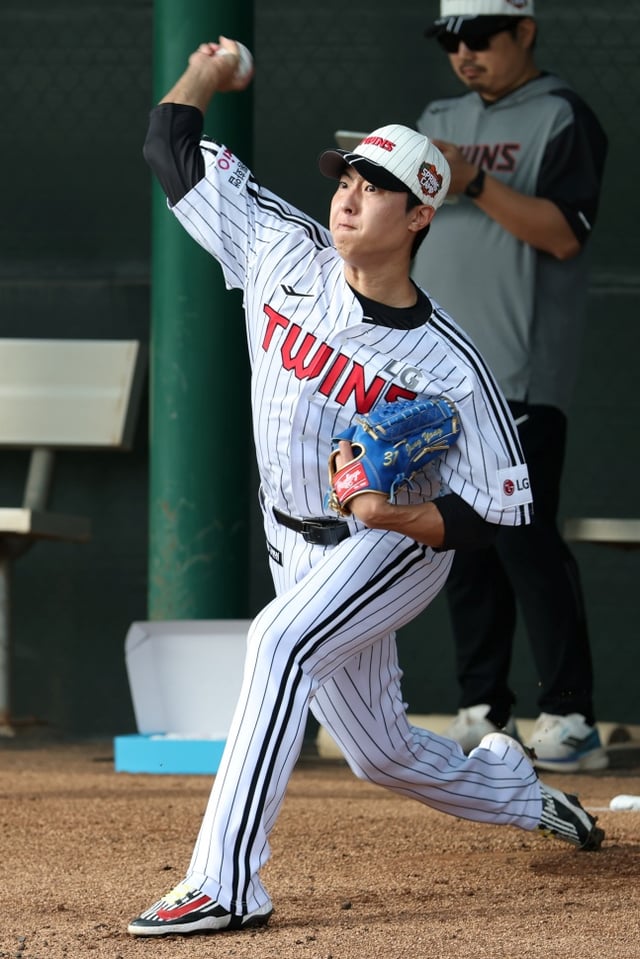 이정용(가운데)이 최근 미국 애리조나주 스코츠데일에서 열린 2026 LG 스프링캠프에서 훈련 중이다. /사진=LG 트윈스 제공
