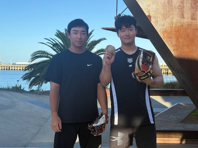 KT 신인 이강민(왼쪽)과 김건휘가 최근 호주 질롱에서 열린 2026 KT 스프링캠프에서 미소 짓고 있다. /사진=KT 위즈 제공