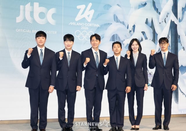 배성재, 성승헌, 이승훈, 곽윤기, 김아랑, 윤성빈이 14일 오후 서울 영등포구 페어몬드 앰배서더 호텔에서 진행된 JTBC '2026 밀라노 코르티나 동계올림픽' 기자간담회에 참석해 포즈를 취하고 있다. /2026.01.14 /사진=이동훈 photoguy@