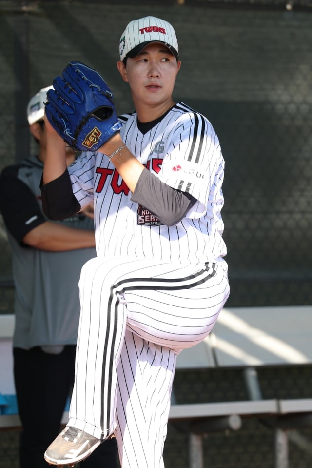 WBC에 원태인의 대체 선수로 발탁된 LG 트윈스 유영찬이 미국 애리조나 스프링캠프에서 불펜 투구를 하고 있다. /사진=LG 트윈스 제공