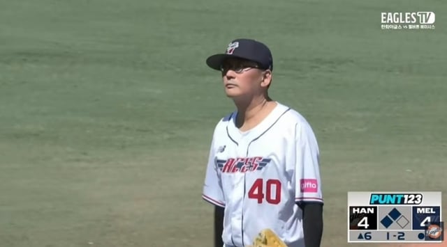 멜버른 에이시스 투수 허민이 15일 한화 이글스와 스프링캠프 연습경기에 6회초 2사에서 등판해 삼진을 잡아낸 뒤 마운드에서 걸어내려고 오고 있다. /사진=Eagles TV 중계화면 갈무리