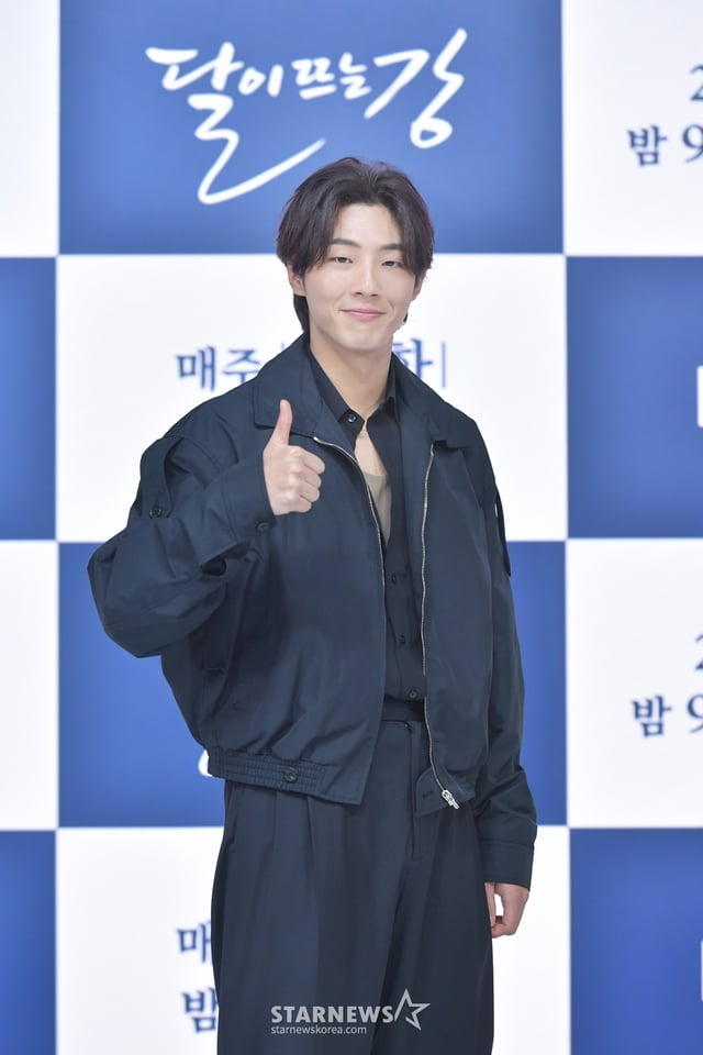 배우 지수가 온라인으로 진행된 KBS2 월화드라마 '달이 뜨는 강' 제작발표회에 참석해 포즈를 취하고 있다. / 사진제공 = KBS