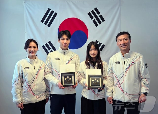 황대헌과 최가온이 15일(한국시간) 이탈리아 밀라노에서 이수경 선수단장과 김택수 부단장에게 이재명 대통령 축전을 받은 뒤 기념 촬영을 하고 있다. 왼쪽부터 2026 밀라노·코르티나담페초 동계올림픽 대한민국 선수단 단장 이수경, 쇼트트랙 남자 1500m 은메달리스트 황대헌, 스노보드 여자 하프파이프 금메달리스트 최가온, 선수단 부단장 김택수. /사진=뉴스1 제공