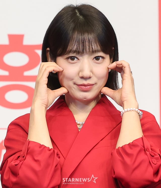 (서울=뉴스1) 권현진 기자 = 배우 박신혜가 12일 서울 구로구 더링크 호텔에서 열린 tvN 새 토일드라마 ‘언더커버 미쓰홍’(연출 박선호 / 극본 문현경) 제작발표회에 참석해 포즈를 취하고 있다. '언더커버 미쓰홍'은 1990년대 세기말, 30대 엘리트 증권감독관 홍금보(박신혜 분)가 수상한 자금의 흐름이 포착된 증권사에 20살 말단 사원으로 위장 취업하며 벌어지는 좌충우돌 레트로 오피스 코미디 드라마다. 2026.1.12/뉴스1 Copyright © 뉴스1. All rights reserved. 무단 전재 및 재배포, AI학습 이용 금지. /사진=(서울=뉴스1) 권현진 기자