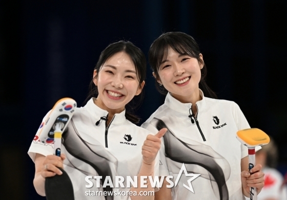 한국 여자 컬링 대표팀 경기도청 김수지(왼쪽)와 설예은이 13일(현지 시간) 이탈리아 코르티나담페초의 코르티나 컬링 올림픽 스타디움에서 열린 2026 밀라노·코르티나 동계올림픽 컬링 라운드로빈 3차전에서 영국을 꺾고 환하게 웃고 있다. /로이터=뉴스1