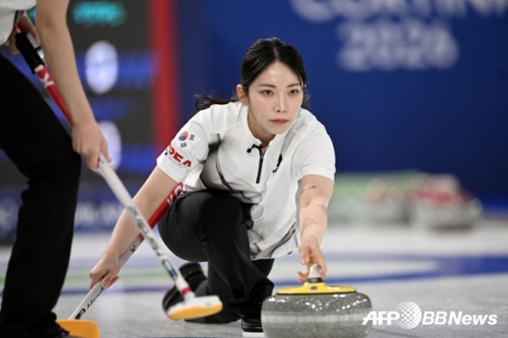한국 여자 컬링 대표팀 경기도청 김은지가 13일(현지 시간) 이탈리아 코르티나담페초의 코르티나 컬링 올림픽 스타디움에서 열린 2026 밀라노·코르티나 동계올림픽 컬링 라운드로빈 3차전에서 스톤을 굴리고 있다. /AFPBBNews=뉴스1