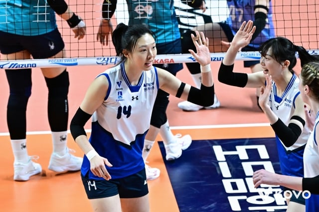 Yang Hyo-jin (trái) đập tay với đồng đội sau khi ghi bàn. /Ảnh = KOVO cung cấp