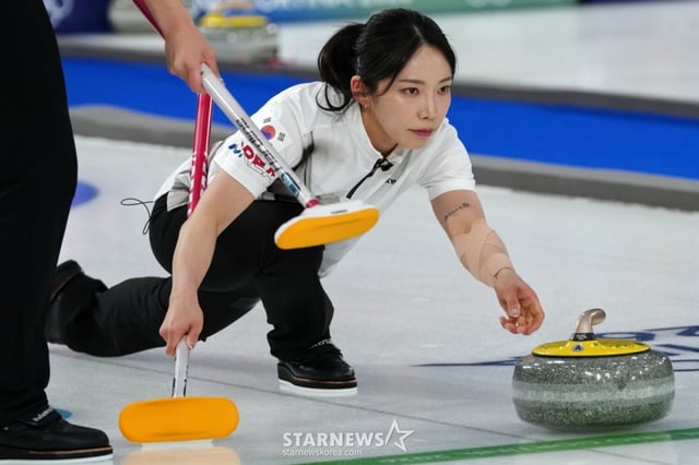 [코르티나담페초=AP/뉴시스] 한국 여자 컬링 대표팀 김수지(경기도청)가 15일(현지 시간) 이탈리아 코르티나담페초의 코르티나 컬링 올림픽 스타디움에서 열린 2026 밀라노·코르티나 동계올림픽 컬링 라운드로빈 5차전 일본과 경기 중 스톤을 투구하고 있다. 한국이 7-5로 승리해 3승2패를 기록했다.  2026.02.16. /사진=민경찬