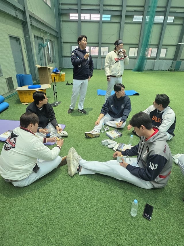 選手団が渡された済州(チェジュ)ソボルのタルトを分かち合いながら楽しむ姿。 /写真=蔚山ウェールズ