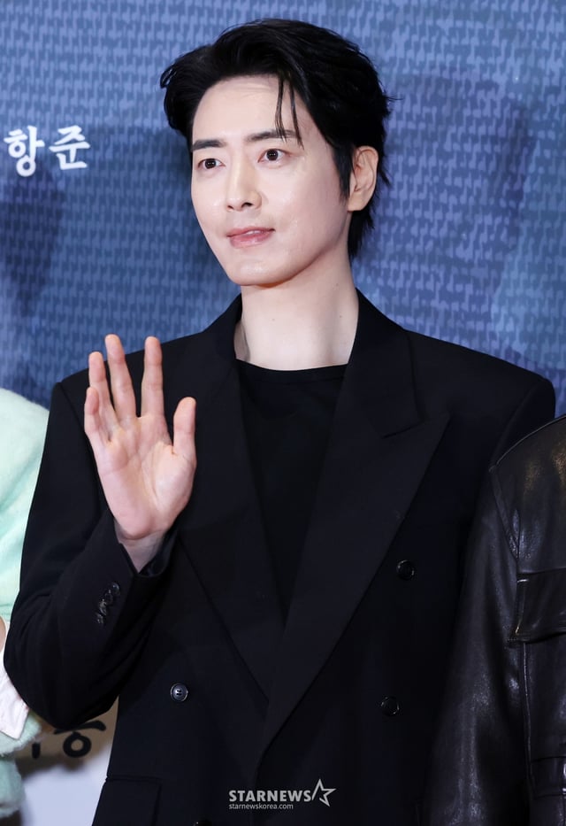 배우 이준혁이 27일 서울 송파구 롯데시네마 월드타워에서 진행된 영화 '왕과 사는 남자' VIP 시사회 포토월에 참석해 포즈를 취하고 있다. /2026.01.27 /사진=김휘선 hwijpg@