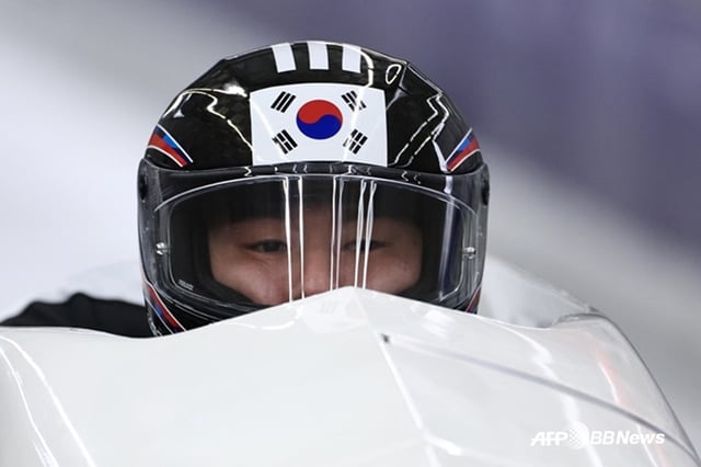 '김진수 팀' 파일럿 김진수가 16일(한국시간) 이탈리아 코르티나담페초 코르티나 슬라이딩 센터에서 열린 대회 남자 2인승 경기에 나서고 있다. /AFPBBNews=뉴스1