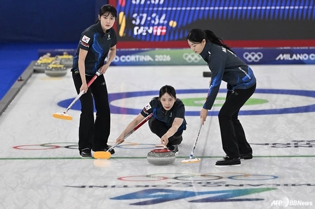 한국과 중국의 17일(한국시간) 이탈리아 코르티나 컬링 올림픽 스타디움에서 열린 2026 밀라노·코르티나담페초 동계올림픽 여자 컬링 라운드로빈 6차전 경기 중. /AFPBBNews=뉴스1