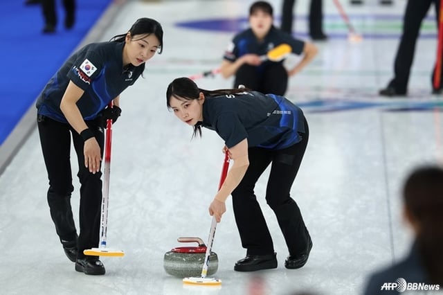 17일(한국시간) 이탈리아 코르티나 컬링 올림픽 스타디움에서 열린 2026 밀라노·코르티나담페초 동계올림픽 여자 컬링 라운드로빈 6차전 한국과 중국의 경기. /AFPBBNews=뉴스1