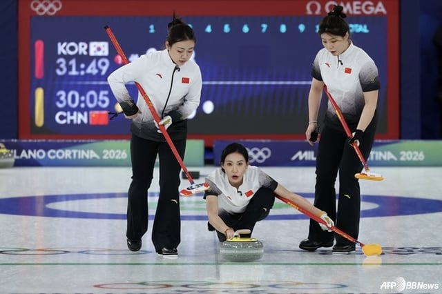 중국 대표팀이 17일(한국시간) 이탈리아 코르티나 컬링 올림픽 스타디움에서 열린 2026 밀라노·코르티나담페초 동계올림픽 여자 컬링 라운드로빈 6차전에서 한국을 상대로 투구하고 있다. /AFPBBNews=뉴스1