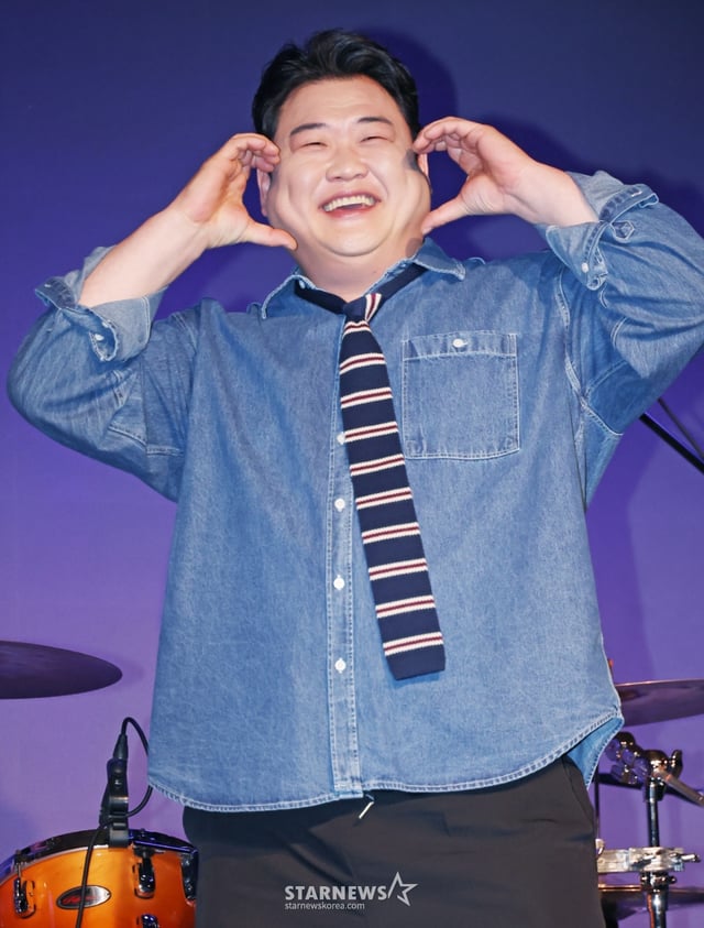 아묻따밴드 드러머 김준현이 12일 오후 서울 종로구 SA Hall에서 진행된 첫 번째 디지털 싱글 '알고 있잖아' 발매기념 쇼케이스에서 포즈를 취하고 있다. /2026.02.12 /사진=이동훈 photoguy@