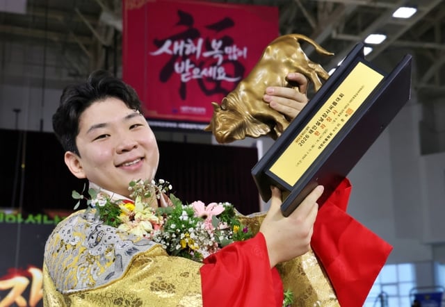金武鎬(キム·ムホ)が17日、旧正月のシルム大会で漢拏(ハルラ)の商売に上がった後、金の子牛トロフィーを持ち上げている。 /写真=大韓シルム協会提供