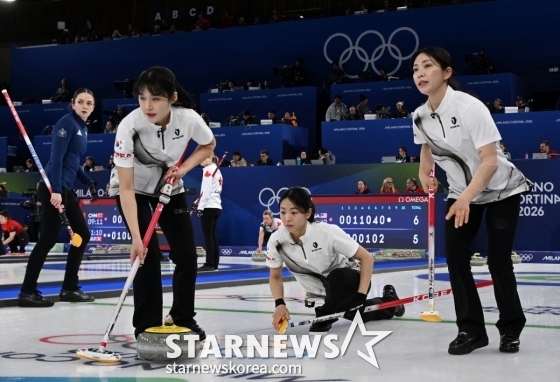 한국 여자 컬링 대표팀의 경기 모습. /로이터=뉴스1