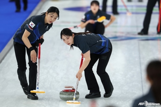 17일(한국시간) 이탈리아 코르티나 컬링 올림픽 스타디움에서 열린 2026 밀라노·코르티나담페초 동계올림픽 여자 컬링 라운드로빈 6차전 한국과 중국의 경기. /AFPBBNews=뉴스1