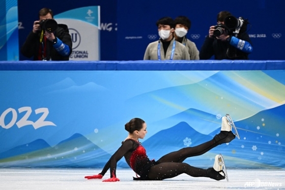 카밀라 발리예바가 경기 도중 넘어지고 있다. /AFPBBNews=뉴스1