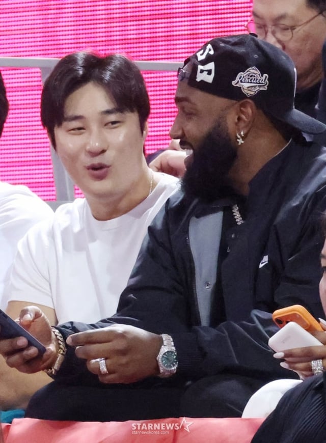金ハソン(左)とオジュナ。 /写真=キム·ジンギョン待機者